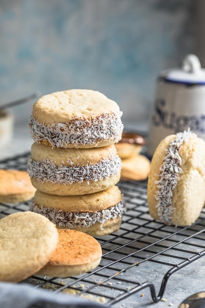 Alfajores: Galletas tradicionales peruanas rellenas de caramelo.