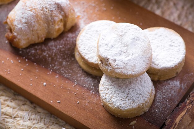 Alfajores gefüllte Kekse Verschiedene peruanische Desserts Peru süßes Essen Buffet Tischbrunch