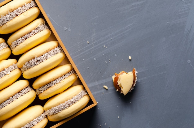 Alfajores de maicena con caramelo de leche y coco