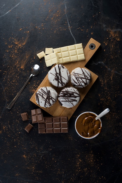 Alfajores rellenos de dulce de leche y cobertura de chocolate