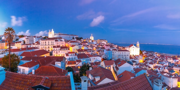 Alfama en la noche, Lisboa, Portugal