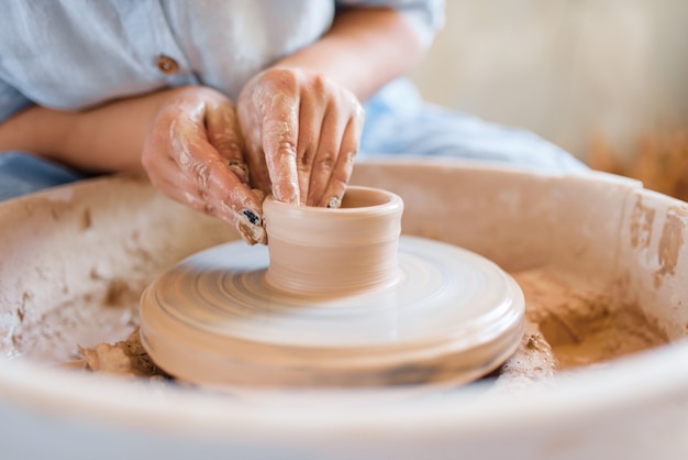 Alfarero mujer haciendo una olla en torno de alfarería. Mujer moldeando un cuenco.