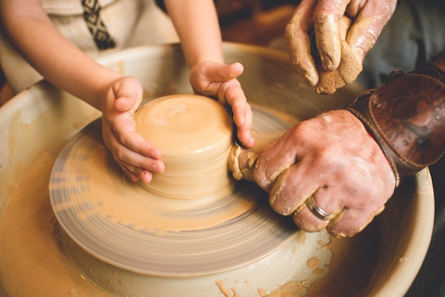 Foto alfarero profesional haciendo cuenco en taller de cerámica