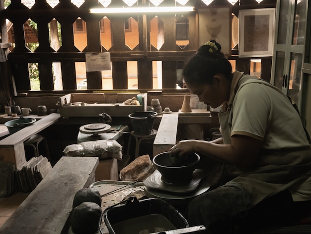 alfareros que trabajan en la loza industrial, Chiang rai Tailandia