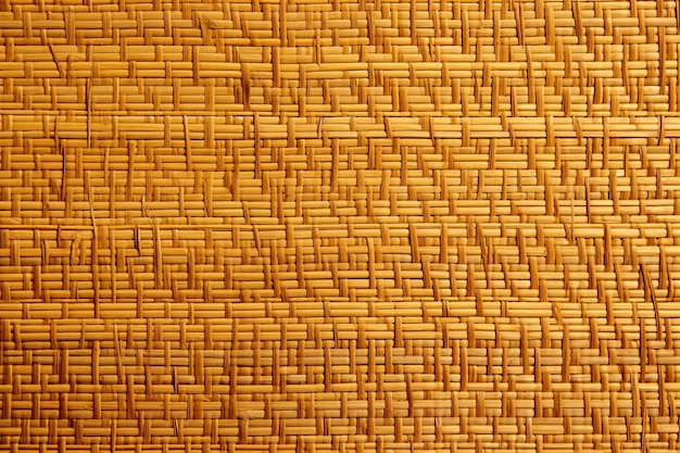 alfombra de caña con textura tejida de pajas amarillas o marrones con rayas cruzadas