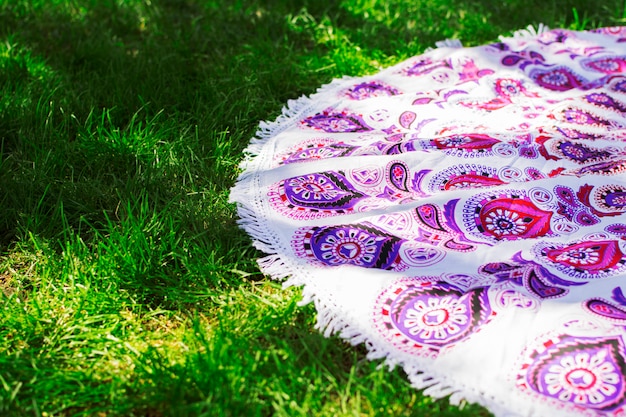 Foto una alfombra en el césped en primavera al aire libre.