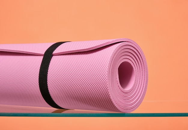 Foto alfombra deportiva rosa para fitness y yoga suministros deportivos concepto de pérdida de peso