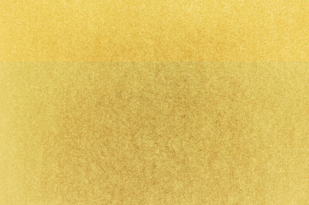 una alfombra dorada con una textura de pintura amarilla