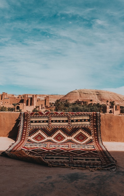 Alfombra en Marrakech con vistas a la ciudad.