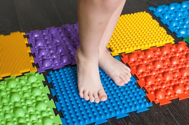 Foto alfombra de masaje de pies para bebés pequeños ejercicios para las piernas alfombra de masaje ortopédica prevención de pies planos y hallux valgus alfombras de puzzle de masaje ortopédico para niños en desarrollo