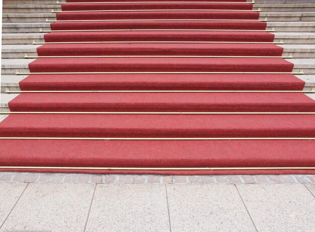 Alfombra roja en la escalera