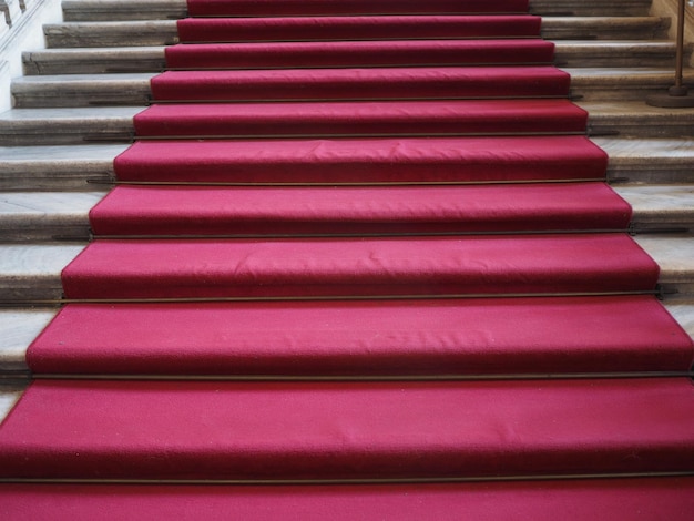 alfombra roja en la escalera