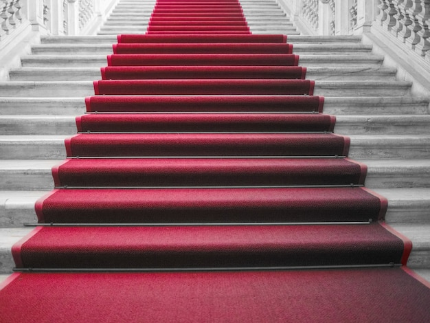 Alfombra roja en escalera