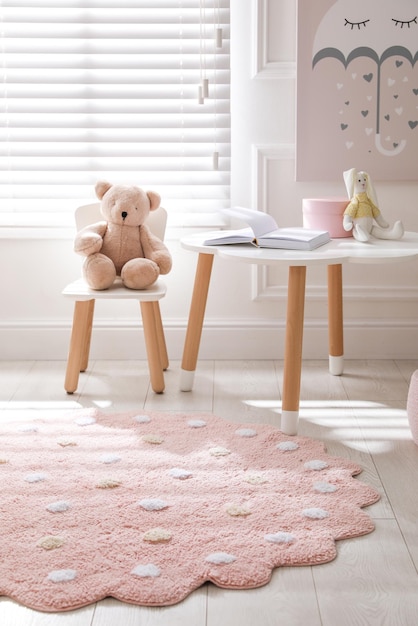 Alfombra rosa redonda en el suelo de la habitación de los niños.