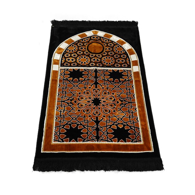 Una alfombra con una ventana en el medio que tiene un diseño.