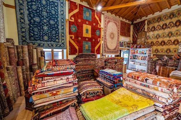 Alfombras enrolladas en una variedad de colores en una tienda de alfombras