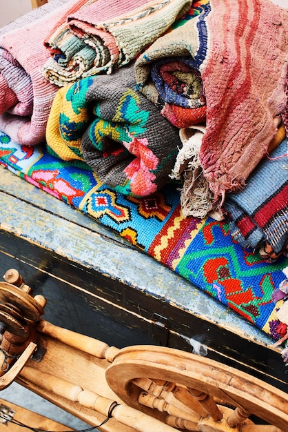 Las alfombras hechas a mano se producen a partir de textiles naturales.