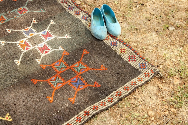 Alfombras hechas a mano y zapatos nómadas