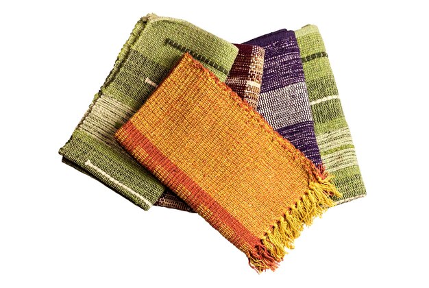 Las alfombras multicolores de algodón indio para la casa en un primer plano de fondo blanco