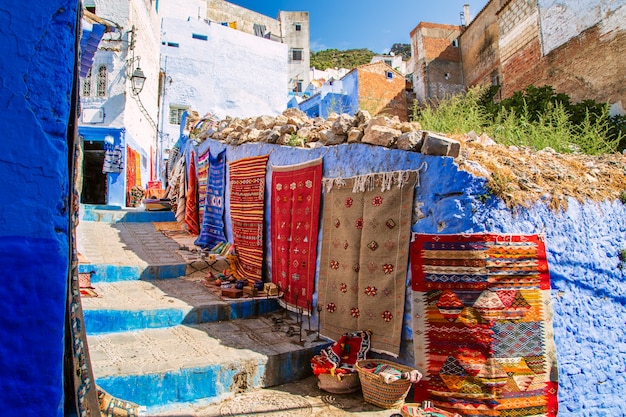 Alfombras tradicionales en la calle azul Chefchaouen.