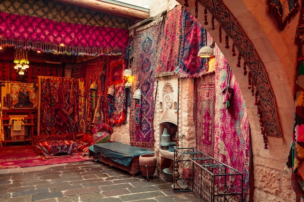 Foto alfombras tradicionales turcas hechas a mano en la tienda de regalos.