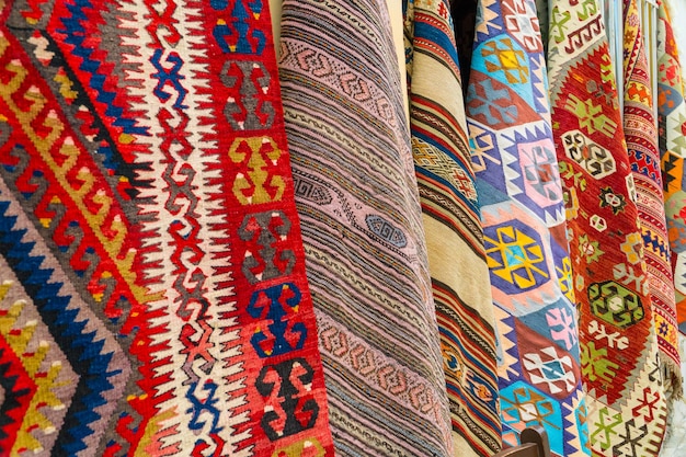 Foto alfombras turcas tradicionales colgadas en una pared en una calle en el casco antiguo de kaleichi antalya turquía