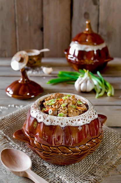 Alforfón con carne en la olla