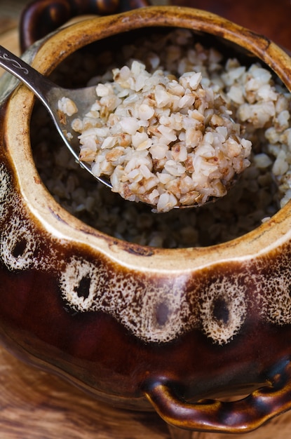 Alforfón cocido en una cazuela de barro.