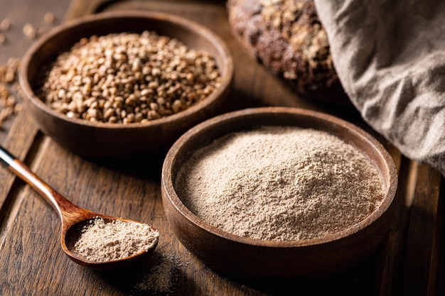 Alforfón y harina de trigo sarraceno sobre una tabla de cocina de madera sin gluten