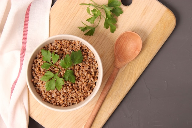 Alforfón hervido en un plato sobre la mesa