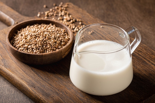 Alforfón y leche de trigo sarraceno en una tabla de cocina de madera sin gluten