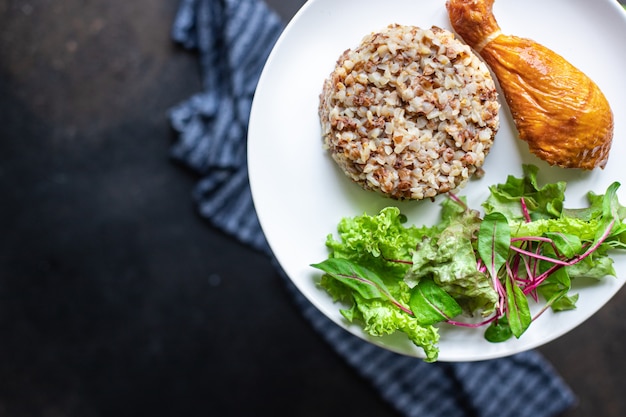 alforfón pierna de pollo ensalada papilla hojas lechuga verde mezcla fresca