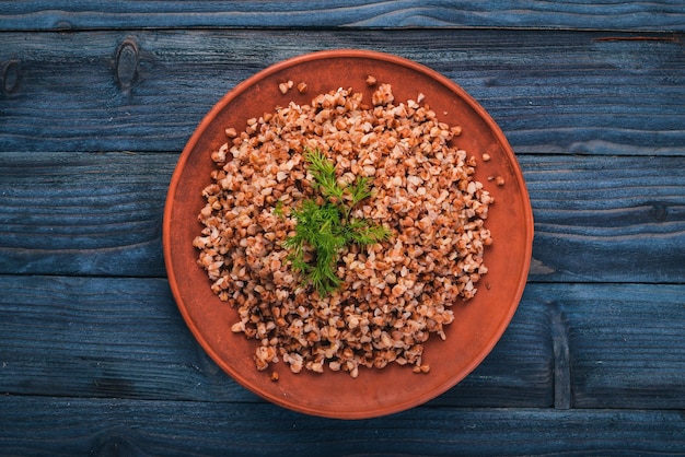 Foto alforfón en un plato sobre un fondo de madera vista superior espacio de copia