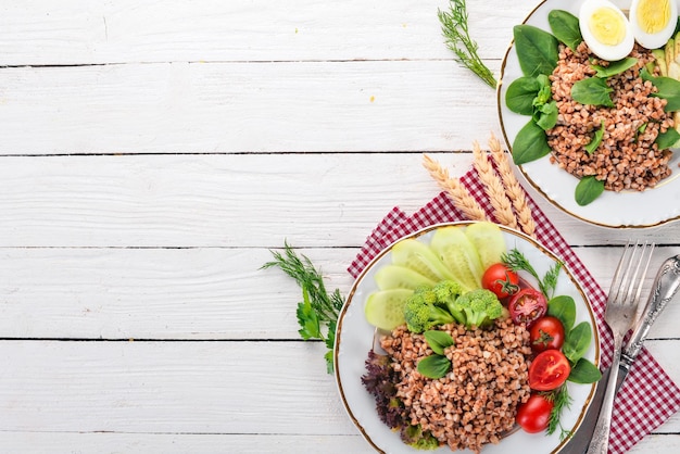 Alforfón con verduras Sobre un fondo de madera Vista superior Espacio de copia