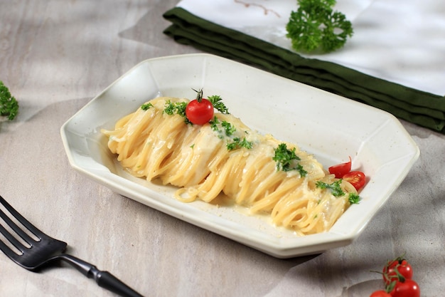 Alfredo angel hair pasta dinner mit cremiger weißer sauce, parmesankäse und kräutern