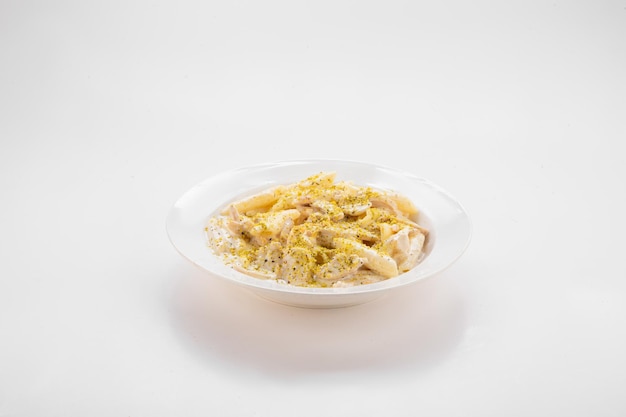 Alfredo Pasta servido em um prato isolado na vista lateral de fundo cinza de fastfood