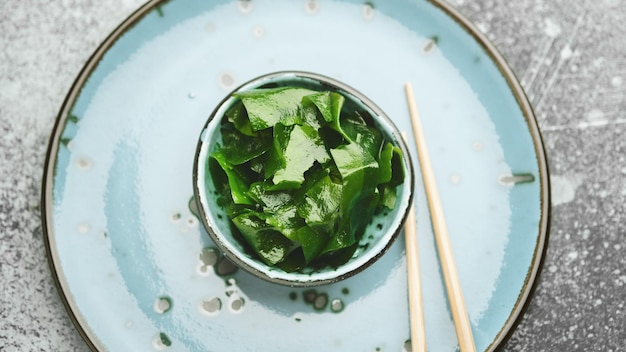 Alga wakame embebida em uma tigela comida japonesa frutos do mar saudáveis