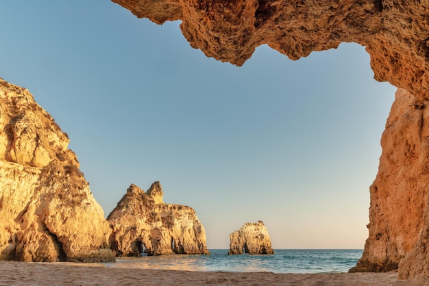 Algarve portugal - vista da praia de alvor ao pôr do sol - conceito de férias de verão