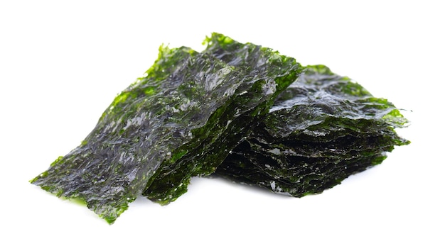 Algas nori crujientes aisladas sobre fondo blanco Comida japonesa nori Hojas de algas secas