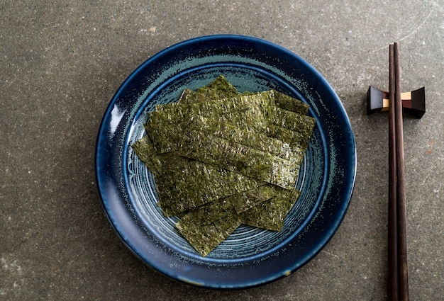 Foto algas secas en un plato