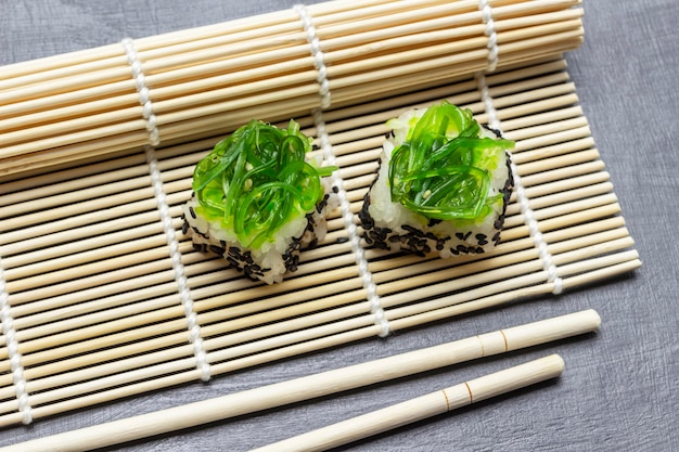 Foto algen-sushi auf einer bambusmatte