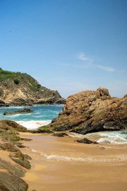 Algen und Meer schließen ein Meer mit vielen blaugrünen Algenfelsen