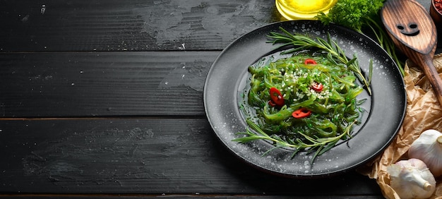 Algensalat auf einer schwarzen Steinplatte Chinesische Küche Draufsicht Kostenloser Kopierbereich