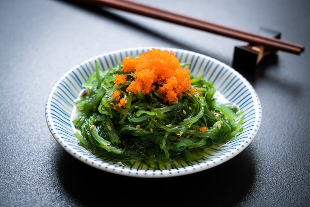 Algensalat mit Garneleneiern - japanische Art