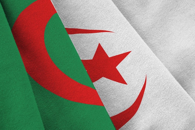 Algerien-Flagge mit großen Falten, die in der Nähe unter dem Studiolicht im Innenbereich winken Die offiziellen Symbole und Farben im Banner