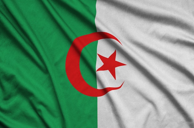 Algerien Flagge mit vielen Falten.