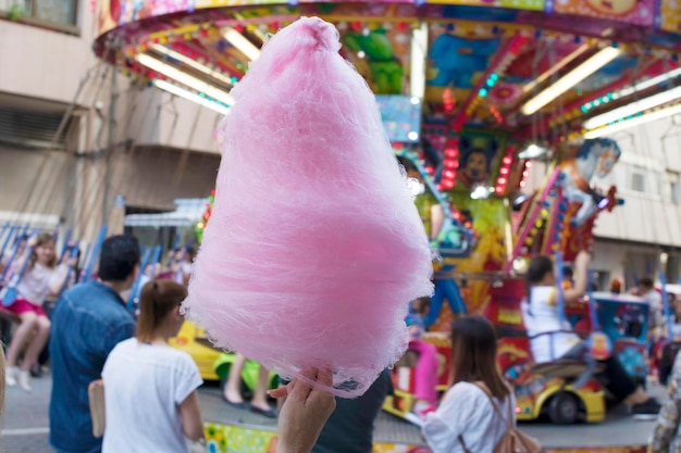 Foto algodón de azúcar en un parque de atracciones