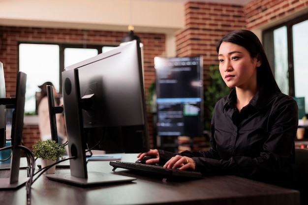 Algoritmo de código de servidor de programação de codificador freelancer no computador, digitando vários dados no escritório da agência. Engenheiro de programação trabalhando em nova interface de usuário com sistema online para criar algoritmo.
