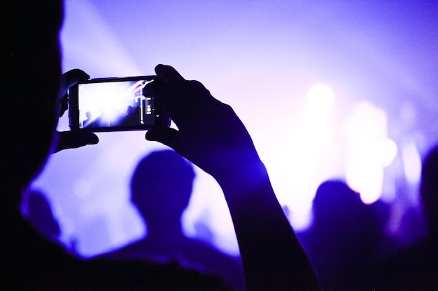 Alguém falando uma foto durante um show