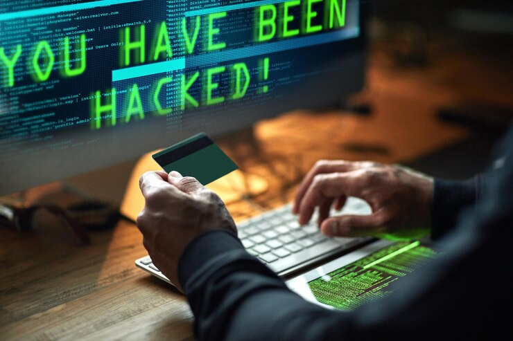 Foto alguém terá uma surpresa desagradável foto recortada de um hacker não identificável decifrando um código de computador no escuro